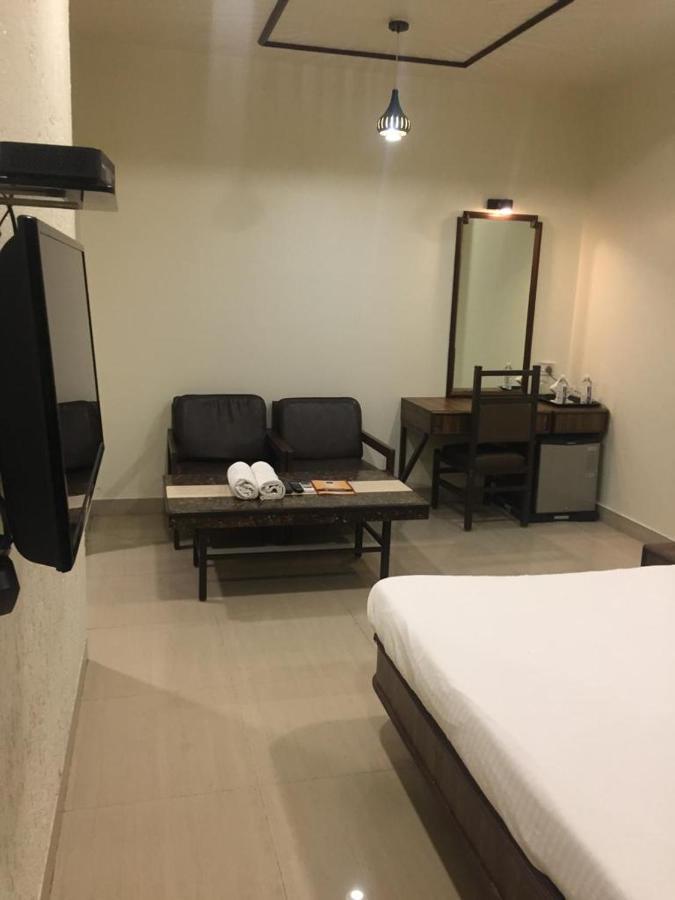 Hotel Jawahar Ulhāsnagar Eksteriør bilde